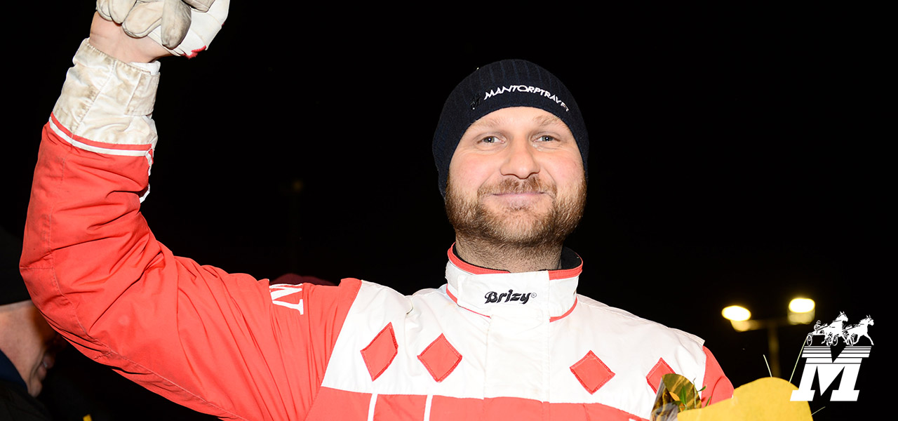 Tränaren Tomasz Wisniewski jublar efter segern. Knappast över spåret på Halmstad.